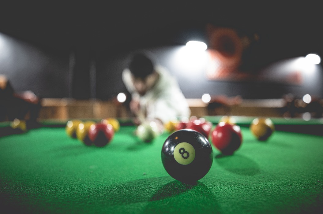Billardtisch in einer Bar – 8-Ball