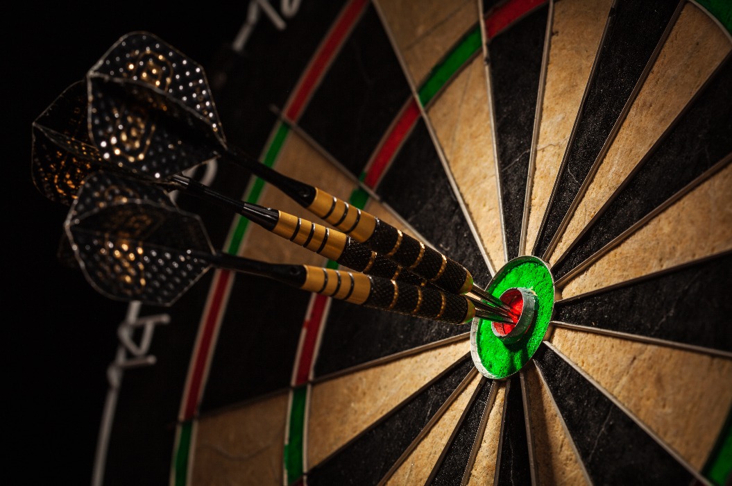 Drei Darts im Bullseye – Nahaufnahme